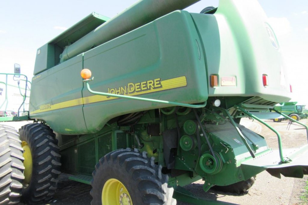 Oldtimer-Mähdrescher des Typs John Deere 9860 STS, Neumaschine in Київ (Bild 7)
