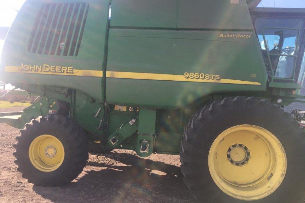 Oldtimer-Mähdrescher des Typs John Deere 9860 STS, Neumaschine in Київ (Bild 2)