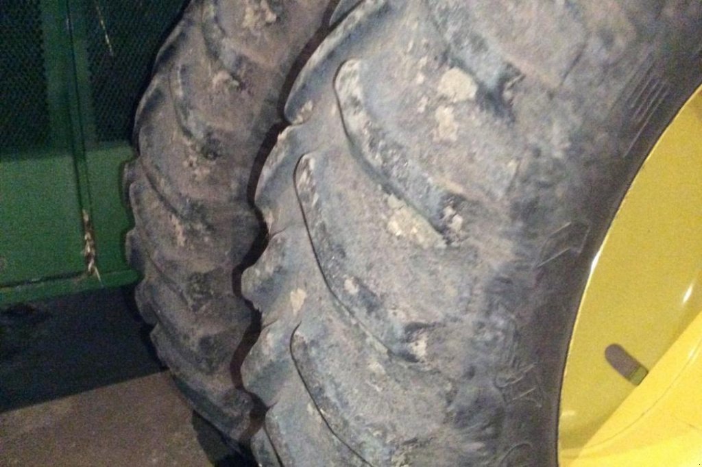 Oldtimer-Mähdrescher des Typs John Deere 9660 STS, Neumaschine in Київ (Bild 8)