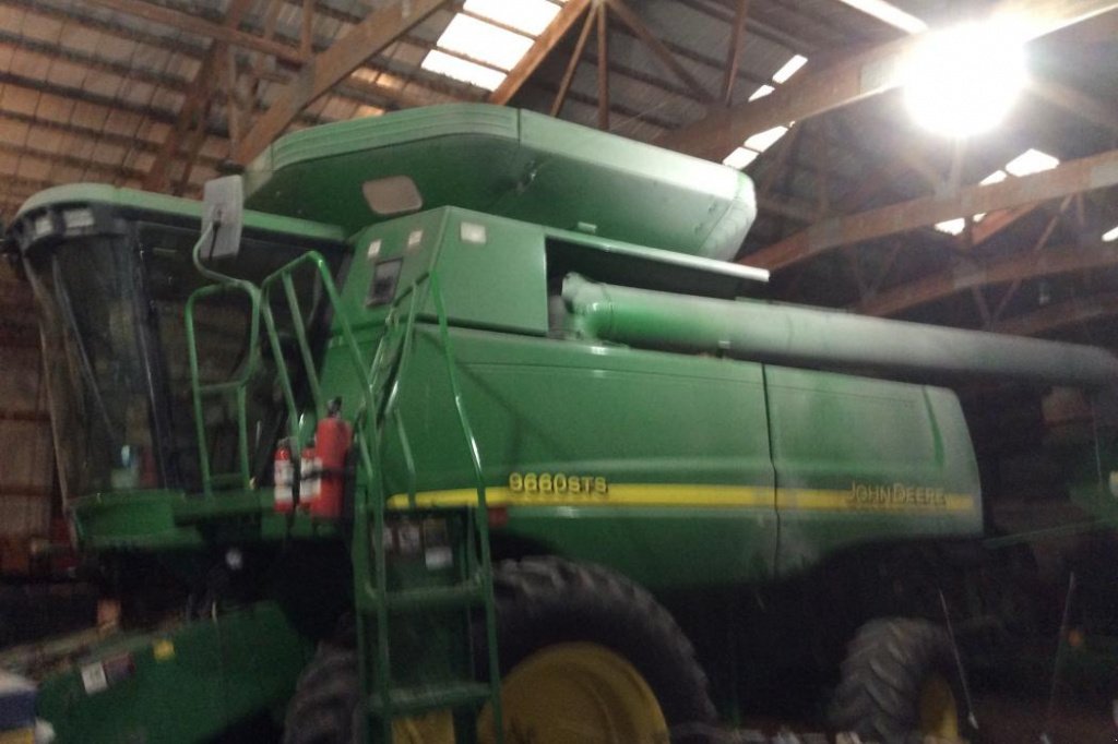 Oldtimer-Mähdrescher des Typs John Deere 9660 STS, Neumaschine in Київ (Bild 3)