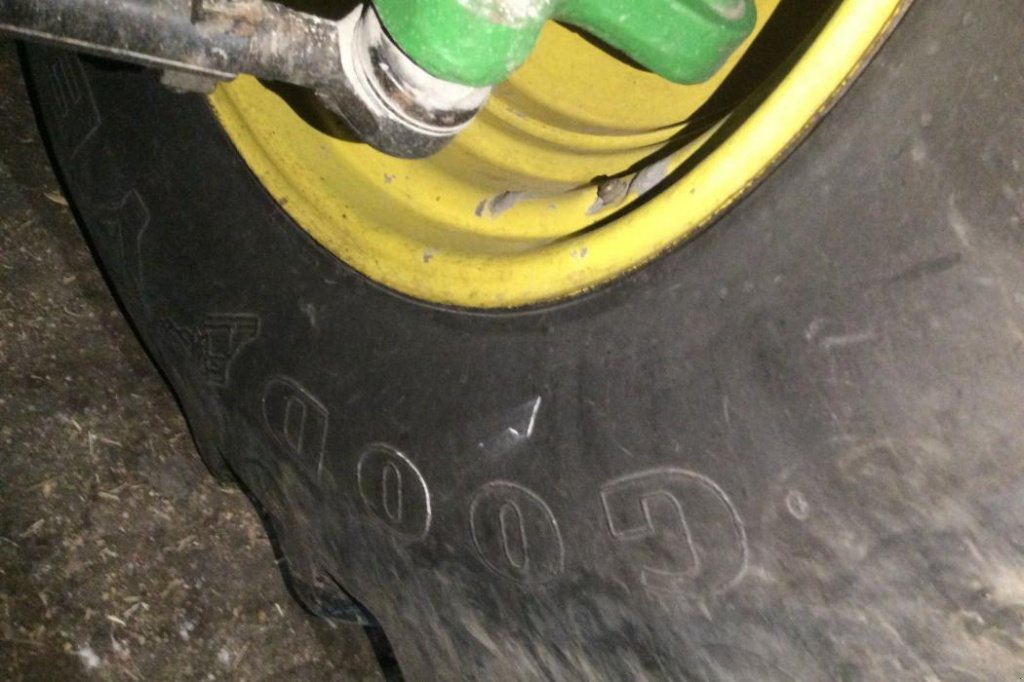 Oldtimer-Mähdrescher des Typs John Deere 9660 STS, Neumaschine in Київ (Bild 7)