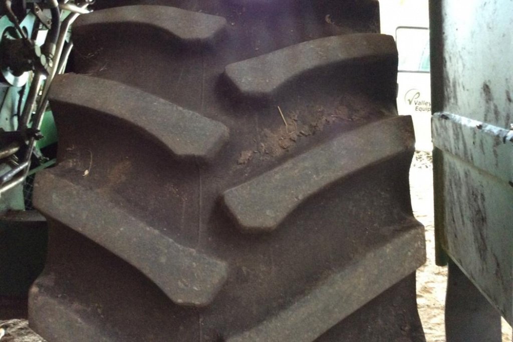 Oldtimer-Mähdrescher des Typs John Deere 9600, Neumaschine in Київ (Bild 5)