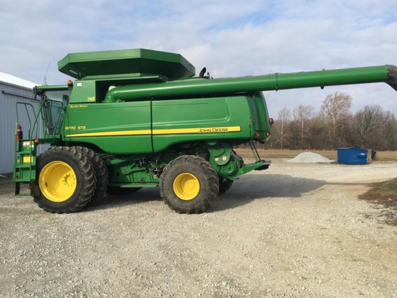 Oldtimer-Mähdrescher des Typs John Deere 9770 STS, Neumaschine in Київ (Bild 1)