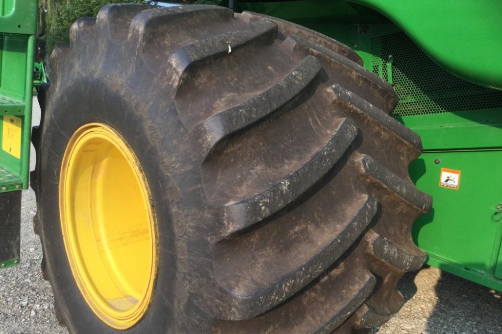 Oldtimer-Mähdrescher des Typs John Deere 9770 STS, Neumaschine in Київ (Bild 8)