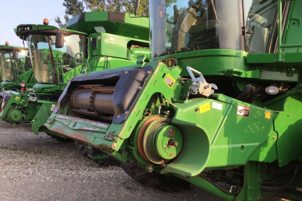 Oldtimer-Mähdrescher des Typs John Deere 9770 STS, Neumaschine in Київ (Bild 5)