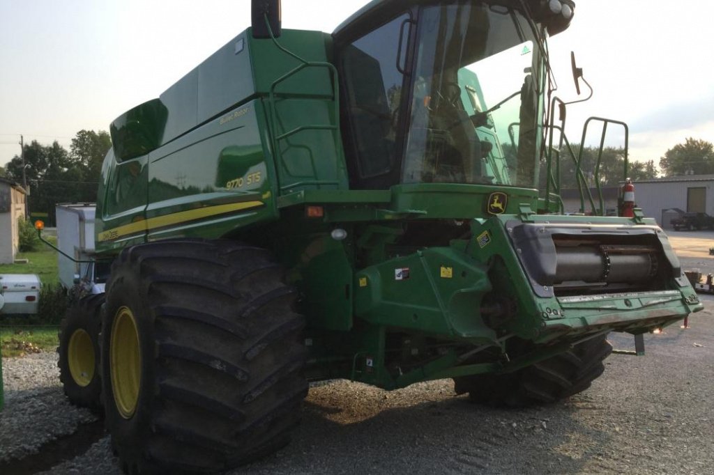 Oldtimer-Mähdrescher des Typs John Deere 9770 STS, Neumaschine in Київ (Bild 3)