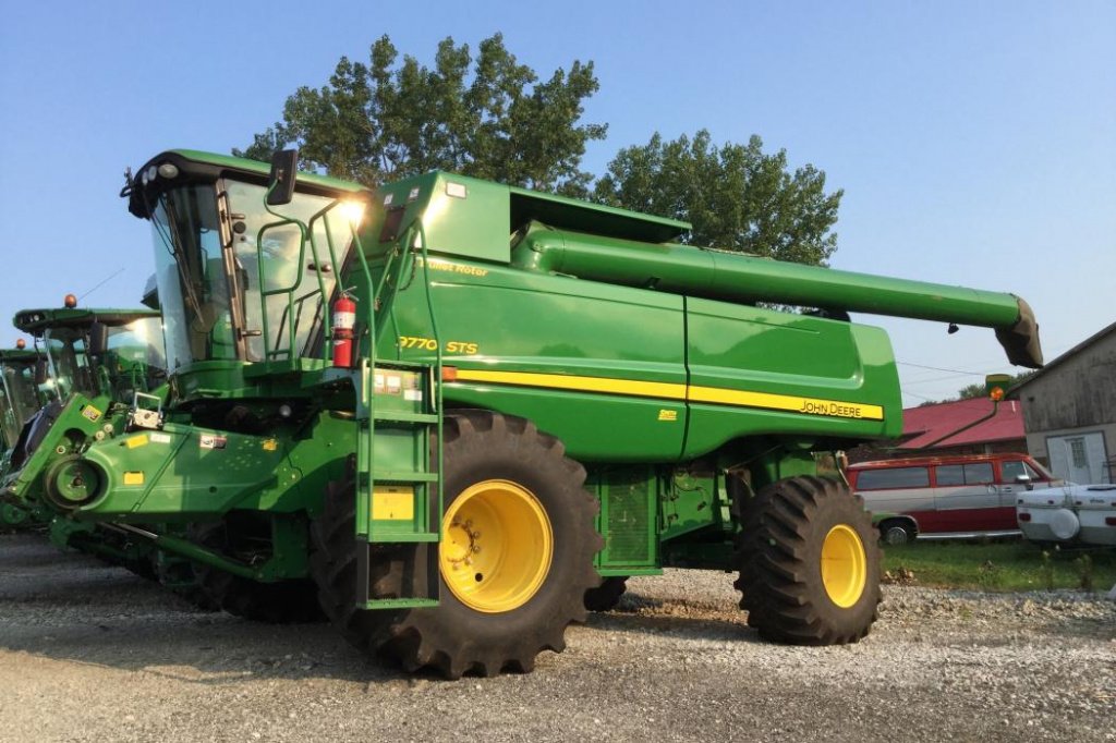 Oldtimer-Mähdrescher des Typs John Deere 9770 STS, Neumaschine in Київ (Bild 6)