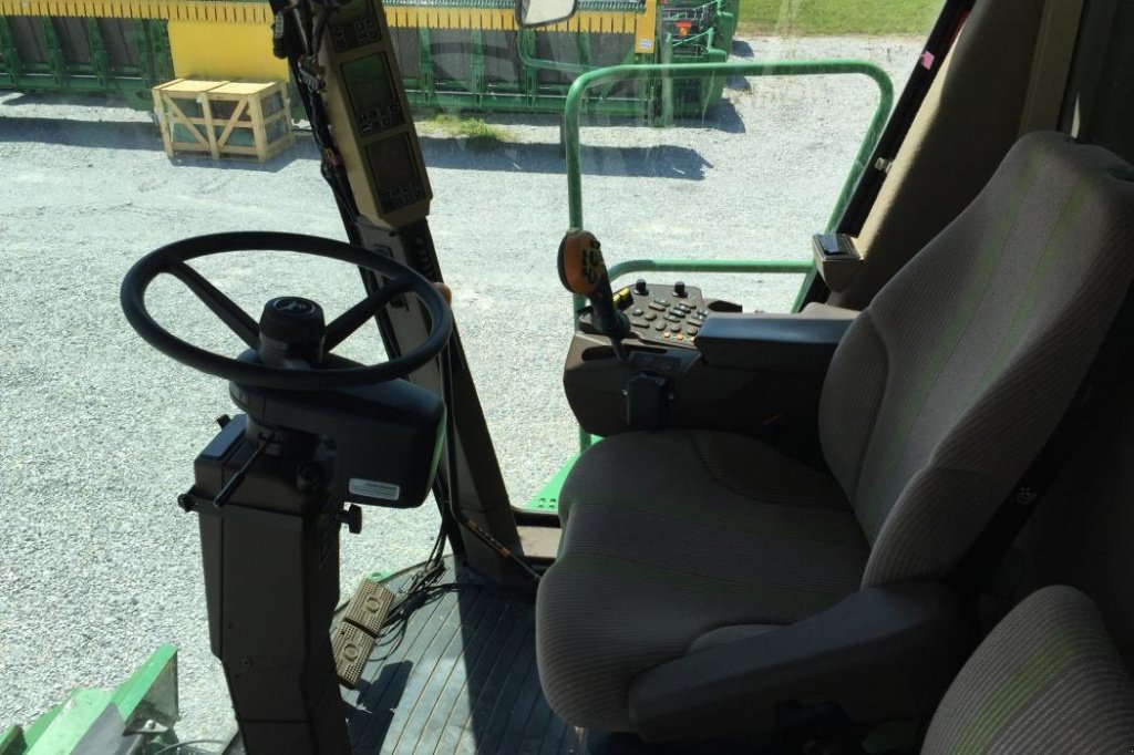 Oldtimer-Mähdrescher des Typs John Deere 9760 STS, Neumaschine in Київ (Bild 8)