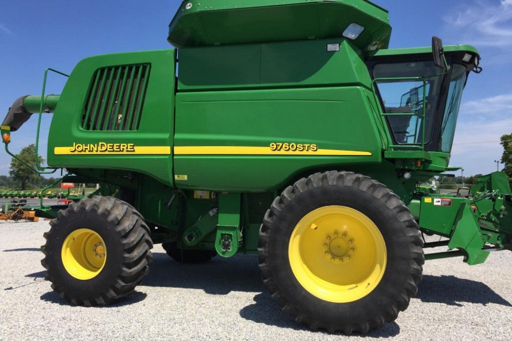 Oldtimer-Mähdrescher des Typs John Deere 9760 STS, Neumaschine in Київ (Bild 3)