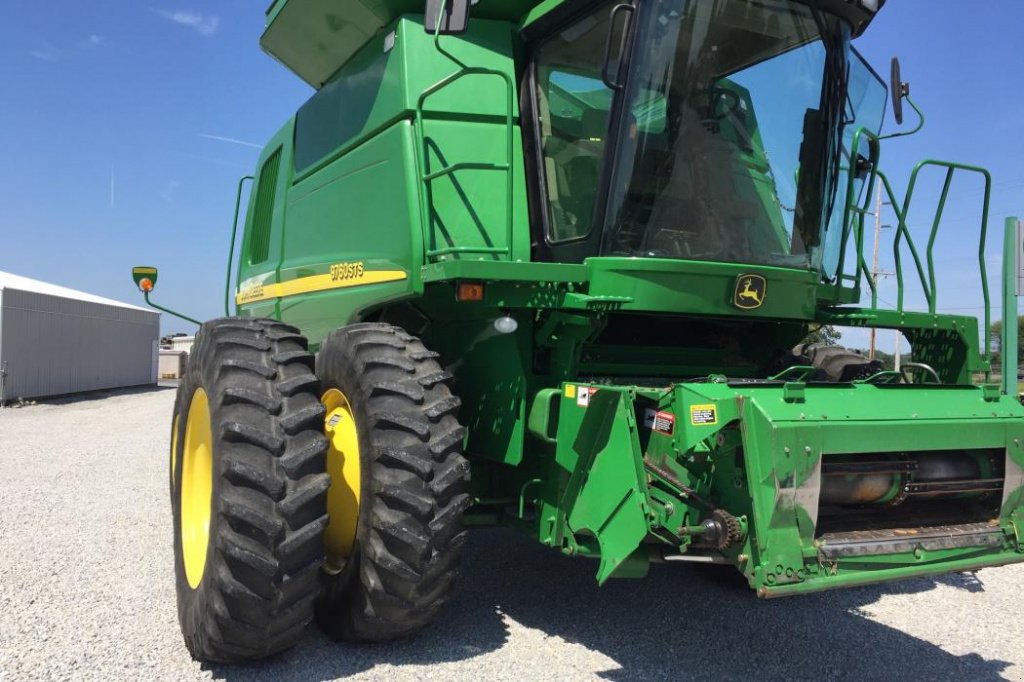 Oldtimer-Mähdrescher des Typs John Deere 9760 STS, Neumaschine in Київ (Bild 2)