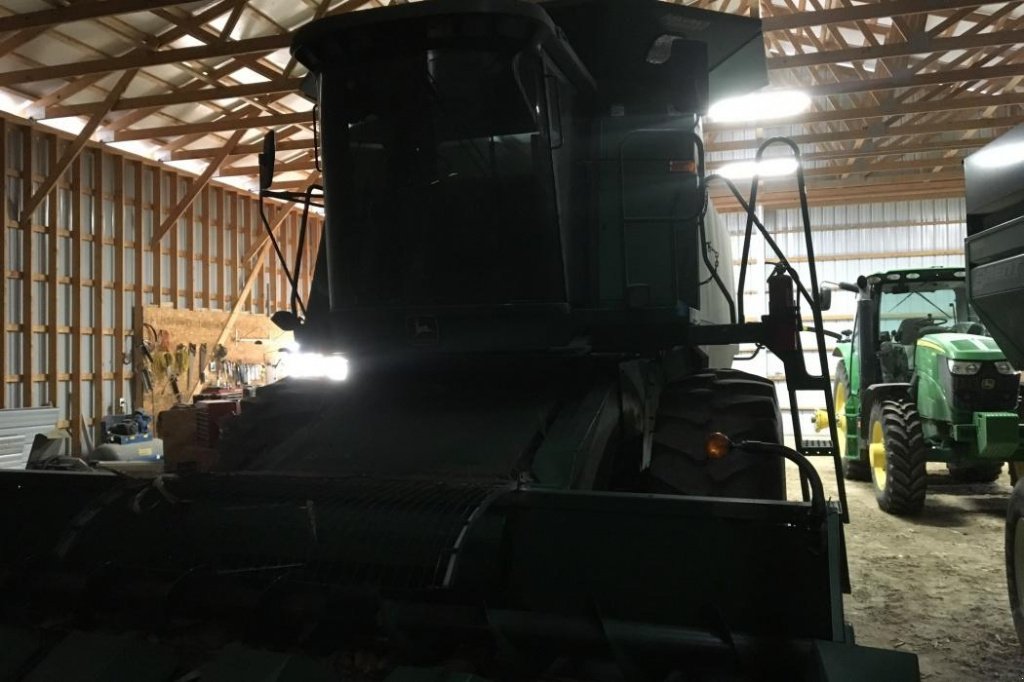 Oldtimer-Mähdrescher des Typs John Deere 9500, Neumaschine in Київ (Bild 4)