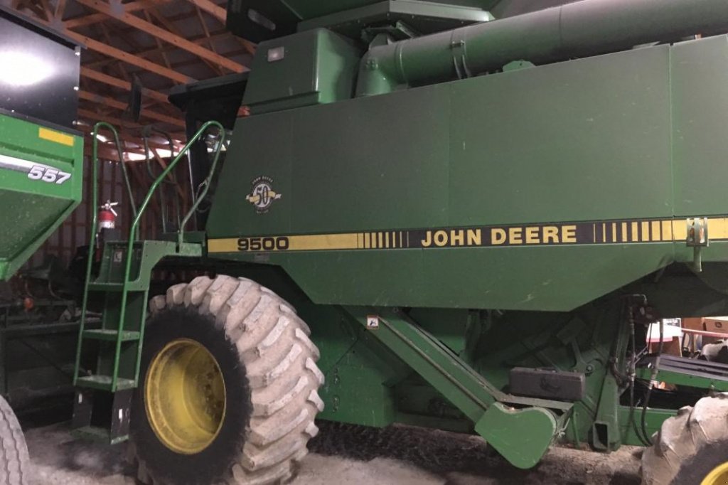 Oldtimer-Mähdrescher des Typs John Deere 9500, Neumaschine in Київ (Bild 2)