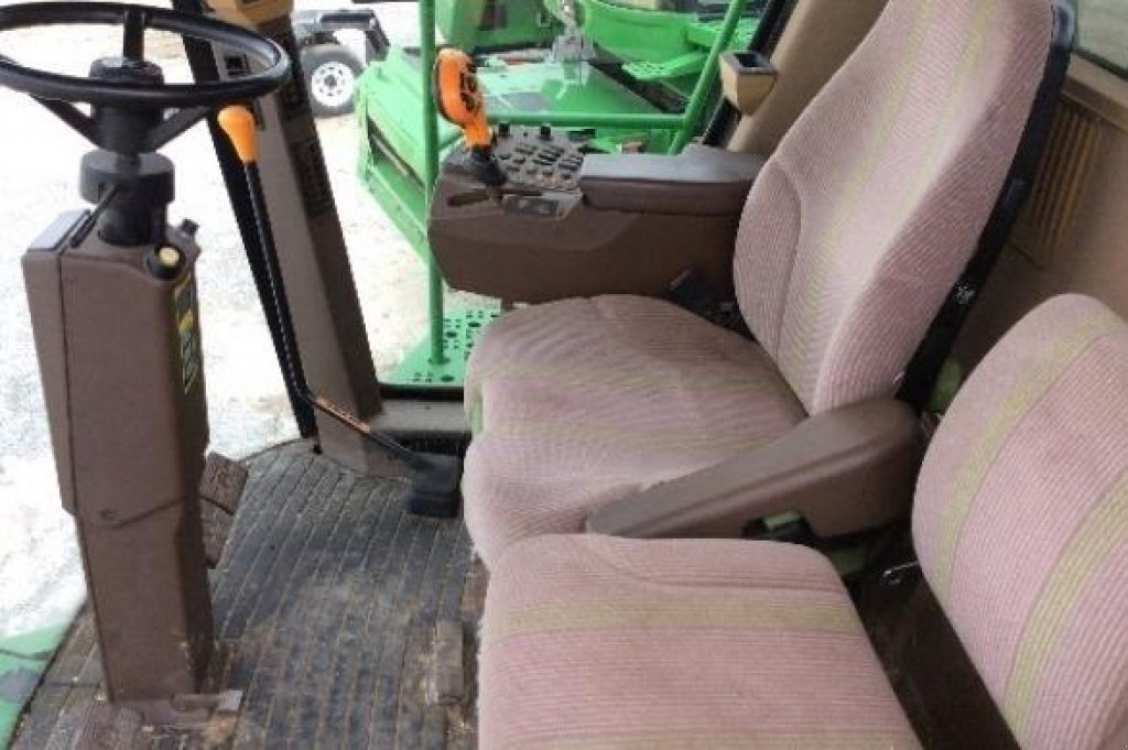 Oldtimer-Mähdrescher des Typs John Deere 9650 STS, Neumaschine in Київ (Bild 10)