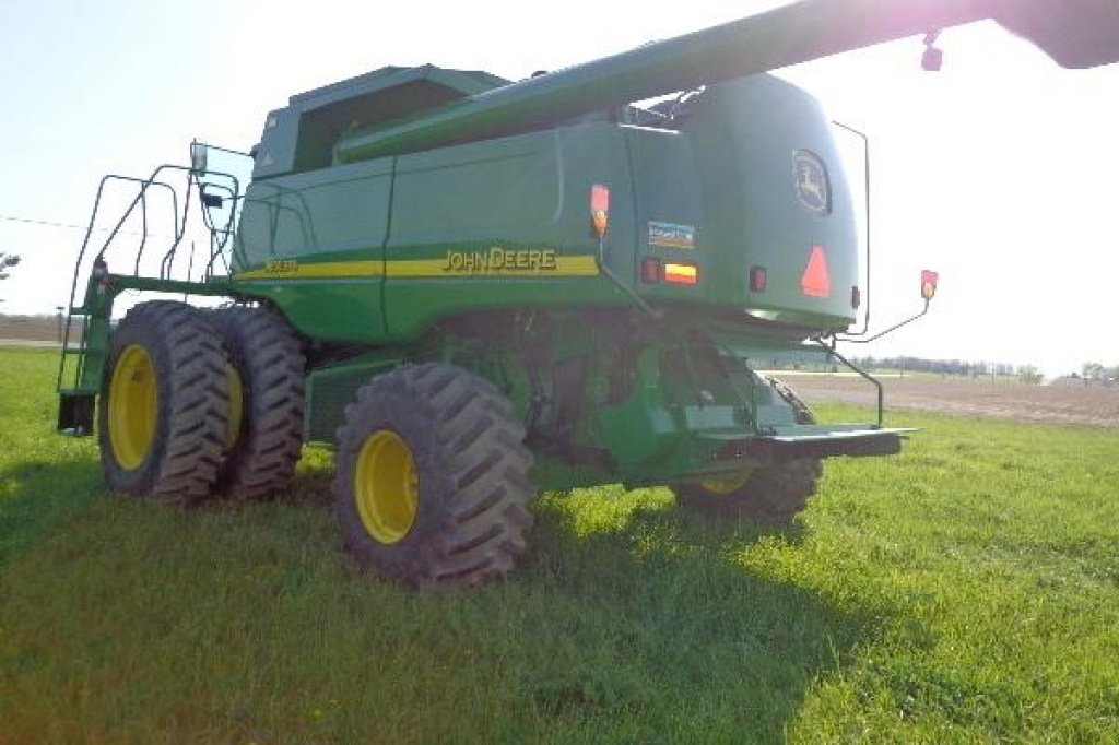 Oldtimer-Mähdrescher des Typs John Deere 9650 STS, Neumaschine in Київ (Bild 1)