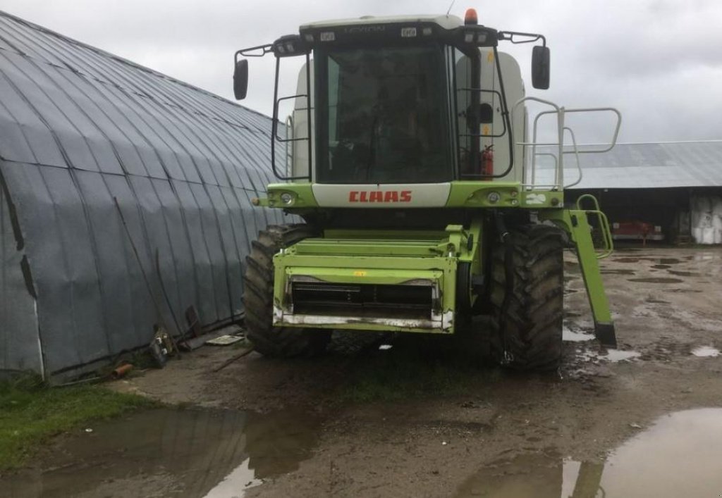 Oldtimer-Mähdrescher des Typs CLAAS Lexion 550, Neumaschine in Пролиски (Bild 1)