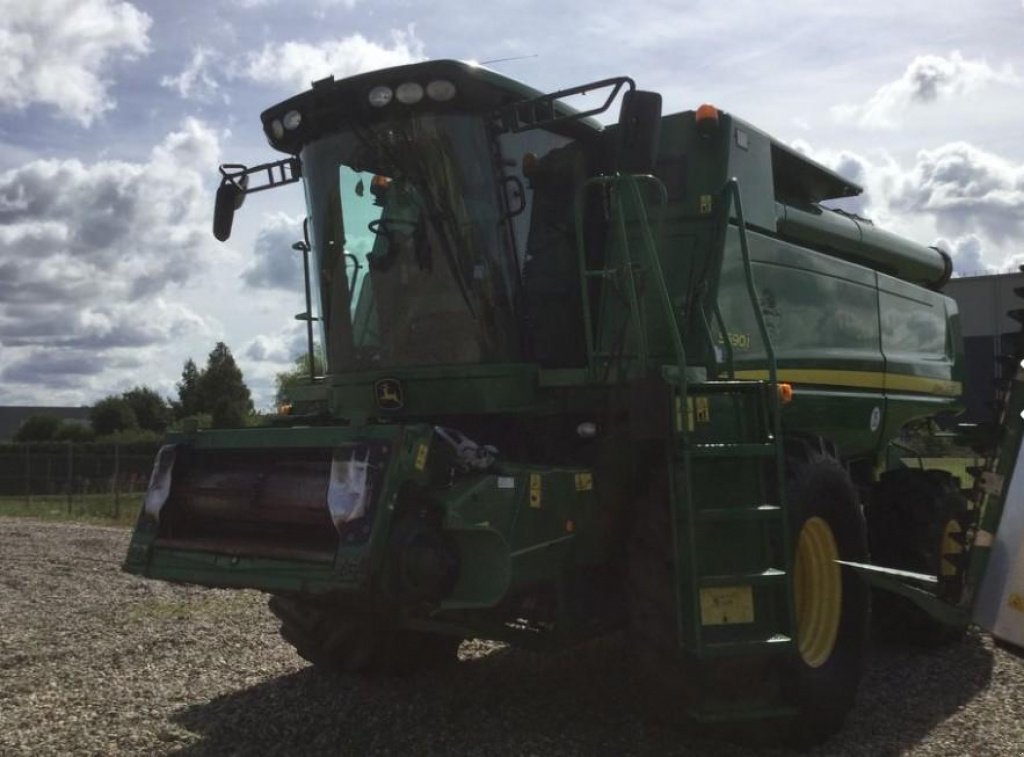 Oldtimer-Mähdrescher des Typs John Deere S690i,  in Пролиски (Bild 3)
