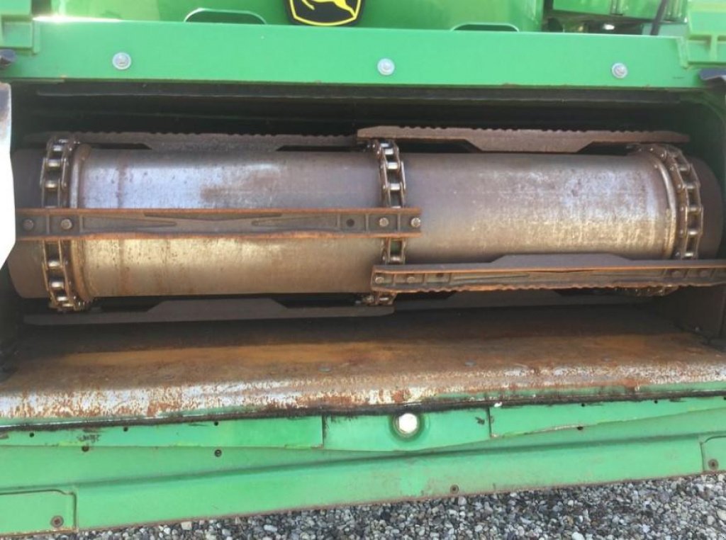 Oldtimer-Mähdrescher des Typs John Deere S690i,  in Пролиски (Bild 4)