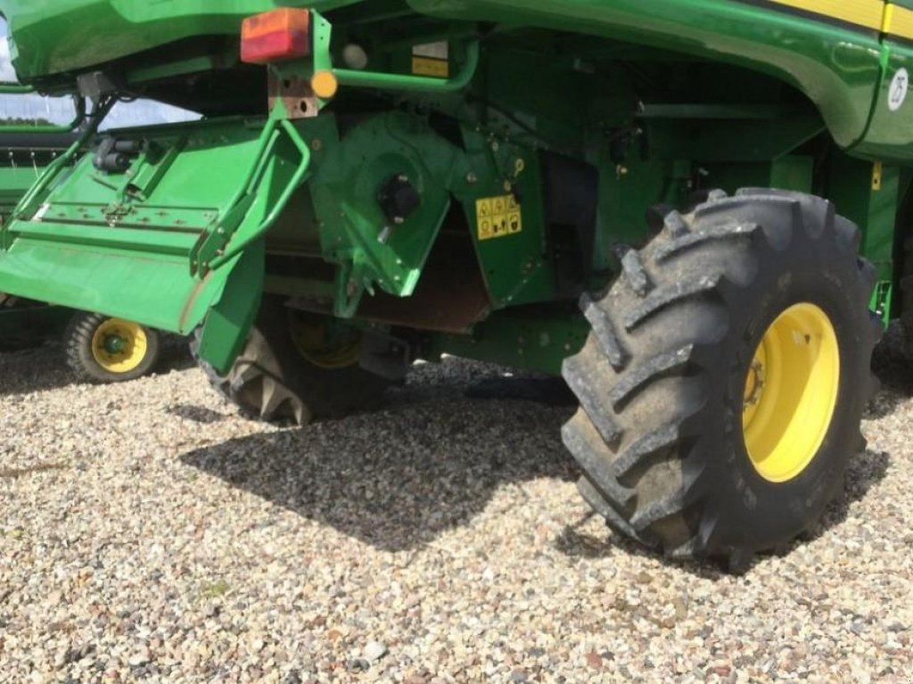 Oldtimer-Mähdrescher des Typs John Deere S690i,  in Пролиски (Bild 7)