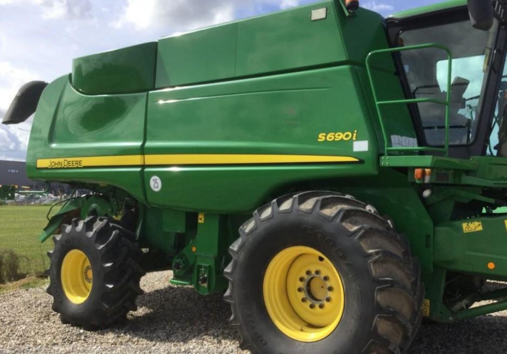 Oldtimer-Mähdrescher des Typs John Deere S690i,  in Пролиски (Bild 1)