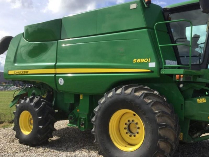 Oldtimer-Mähdrescher des Typs John Deere S690i,  in Пролиски (Bild 1)