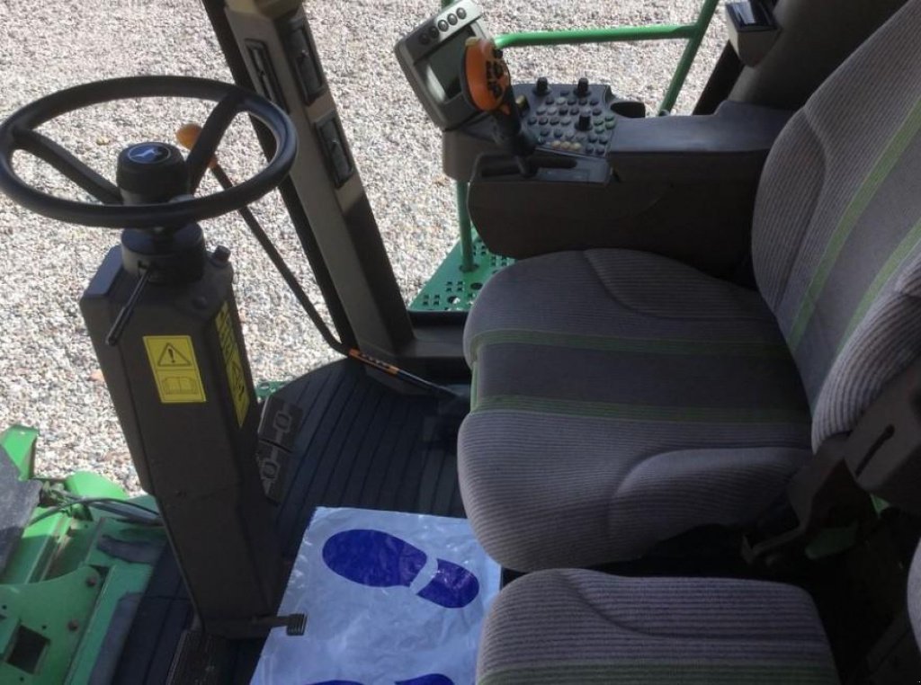 Oldtimer-Mähdrescher des Typs John Deere S690i,  in Пролиски (Bild 10)