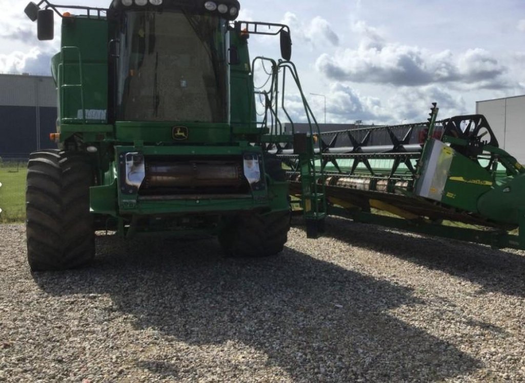 Oldtimer-Mähdrescher des Typs John Deere S690i,  in Пролиски (Bild 2)