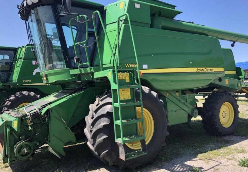 Oldtimer-Mähdrescher des Typs John Deere W660,  in Пролиски (Bild 1)