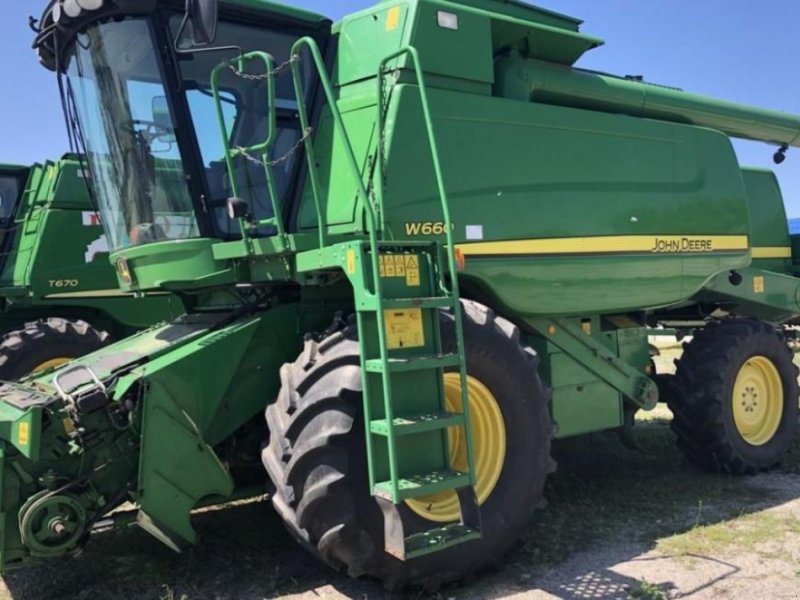 Oldtimer-Mähdrescher des Typs John Deere W660,  in Пролиски (Bild 1)