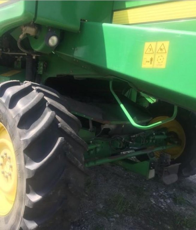 Oldtimer-Mähdrescher des Typs John Deere W660,  in Пролиски (Bild 9)