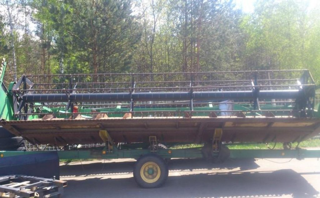 Oldtimer-Mähdrescher des Typs John Deere W660,  in Пролиски (Bild 9)