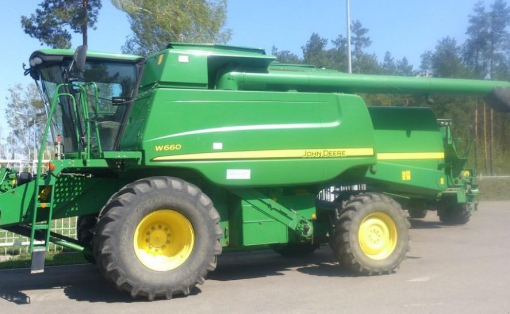 Oldtimer-Mähdrescher des Typs John Deere W660,  in Пролиски (Bild 1)