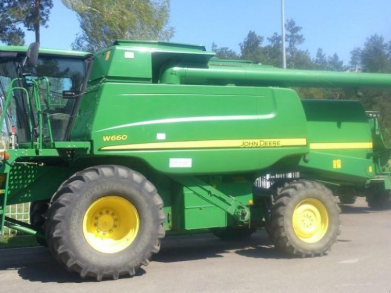 Oldtimer-Mähdrescher des Typs John Deere W660,  in Пролиски (Bild 1)