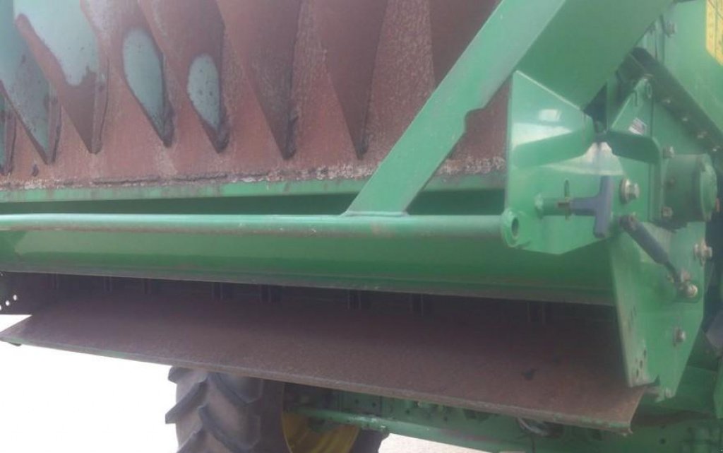 Oldtimer-Mähdrescher des Typs John Deere W660,  in Пролиски (Bild 7)