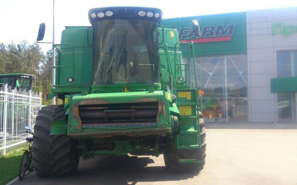 Oldtimer-Mähdrescher des Typs John Deere W660,  in Пролиски (Bild 3)