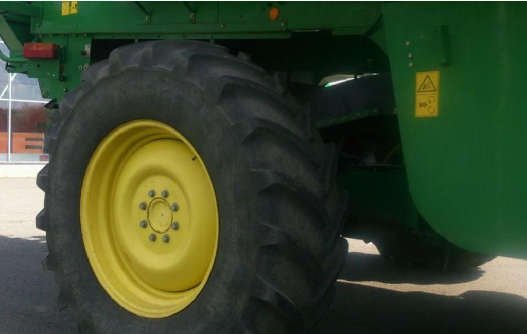 Oldtimer-Mähdrescher des Typs John Deere W660,  in Пролиски (Bild 8)