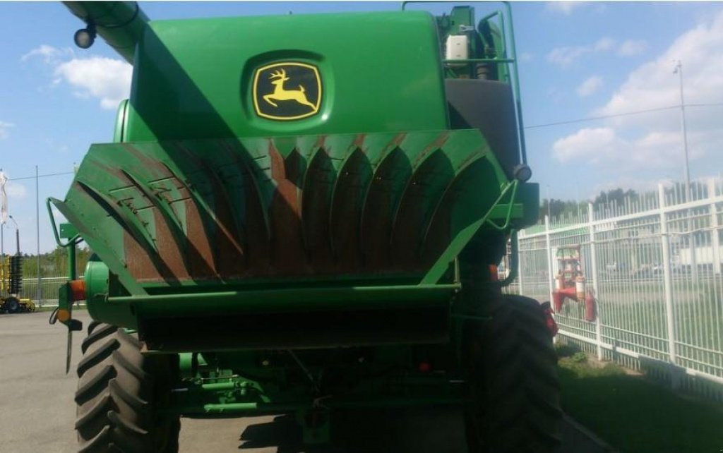 Oldtimer-Mähdrescher des Typs John Deere W660,  in Пролиски (Bild 10)