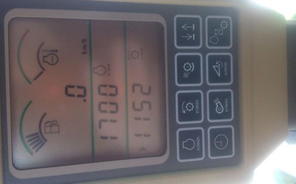 Oldtimer-Mähdrescher des Typs John Deere W660,  in Пролиски (Bild 2)