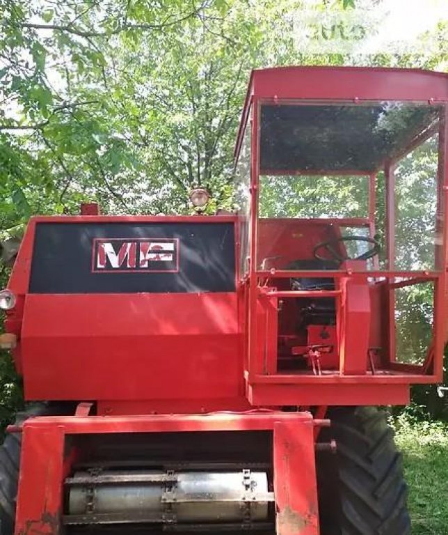 Oldtimer-Mähdrescher des Typs Massey Ferguson 440, Neumaschine in Торчин (Bild 3)