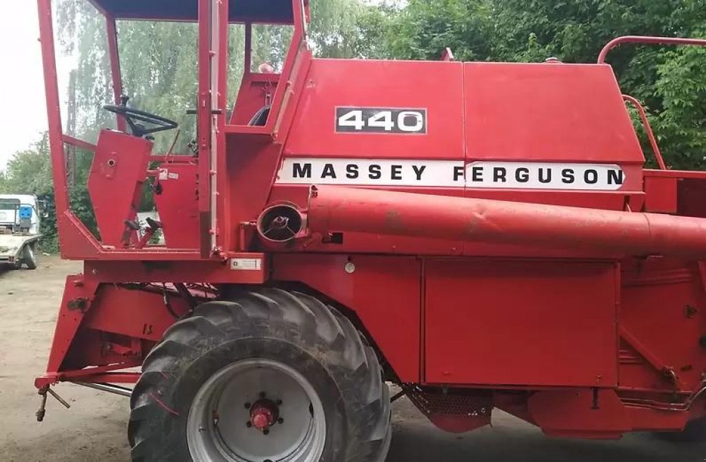 Oldtimer-Mähdrescher des Typs Massey Ferguson 440, Neumaschine in Торчин (Bild 8)