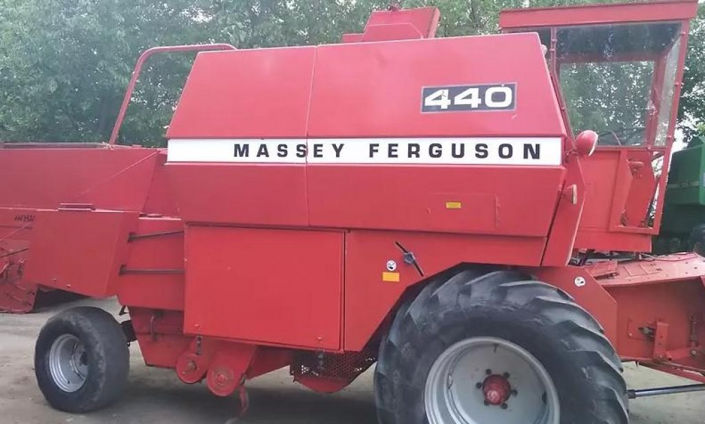 Oldtimer-Mähdrescher des Typs Massey Ferguson 440, Neumaschine in Торчин (Bild 10)