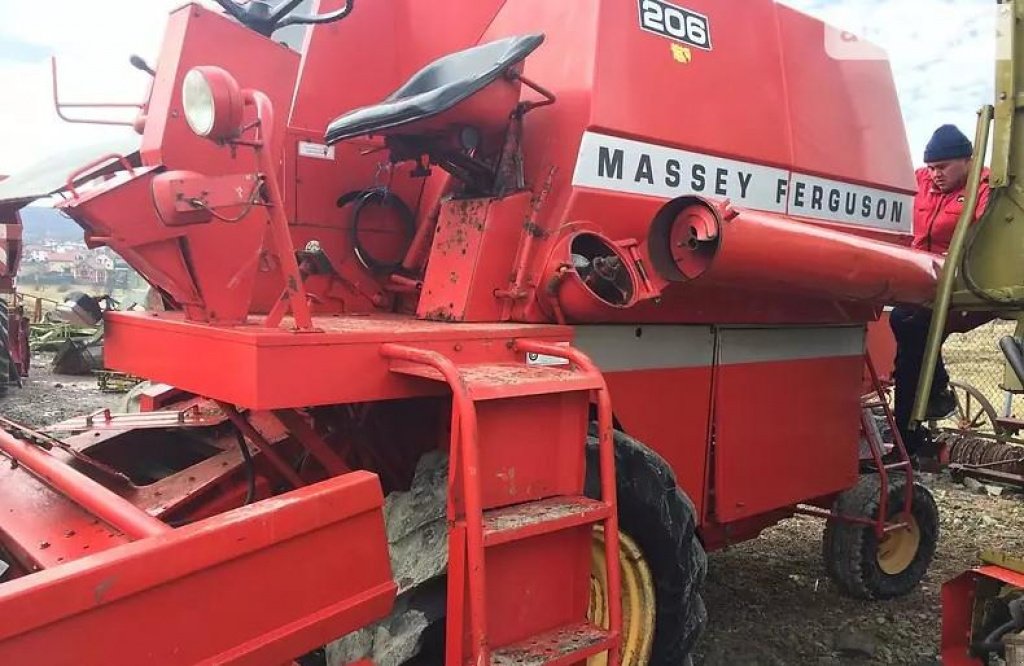 Oldtimer-Mähdrescher des Typs Massey Ferguson 206, Neumaschine in Торчин (Bild 5)