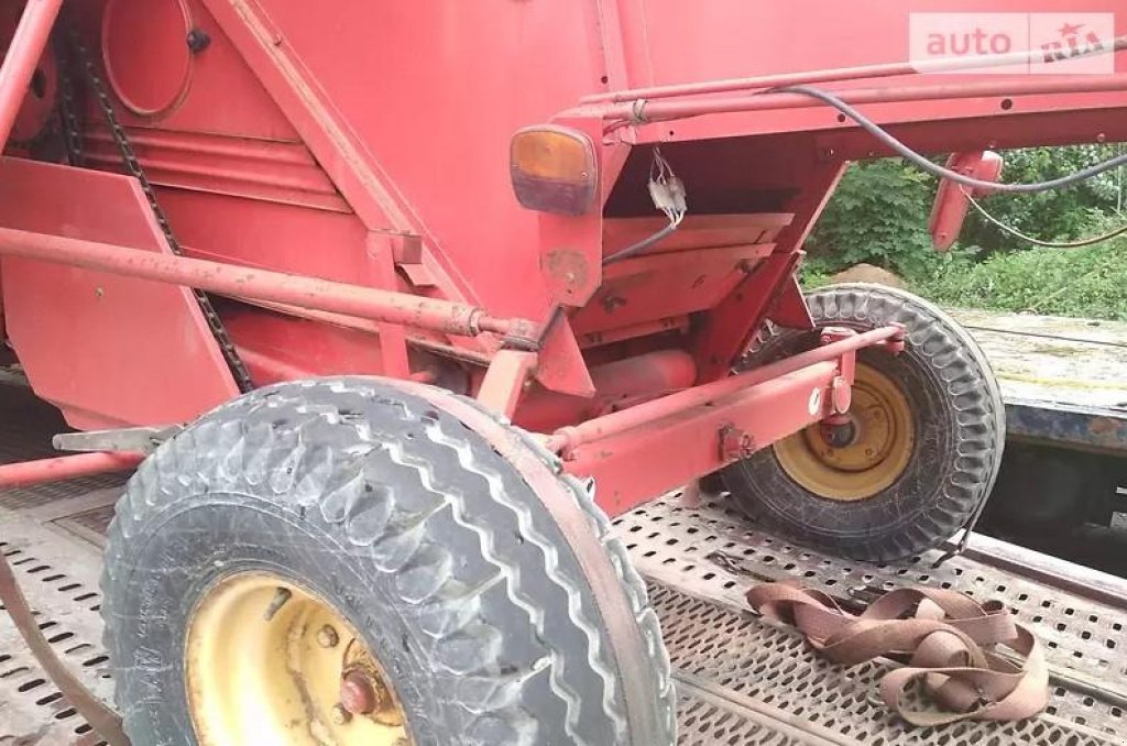 Oldtimer-Mähdrescher des Typs Massey Ferguson 206, Neumaschine in Торчин (Bild 7)