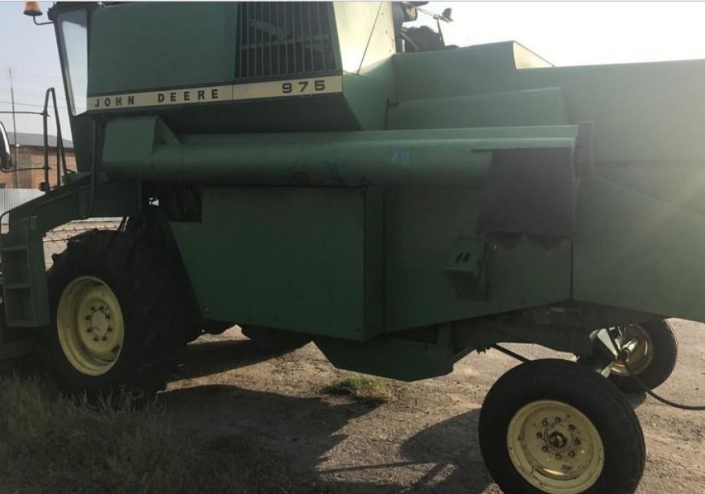 Oldtimer-Mähdrescher des Typs John Deere 975, Neumaschine in Бердичів (Bild 1)