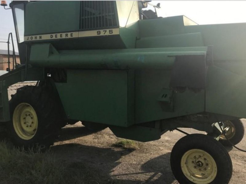 Oldtimer-Mähdrescher des Typs John Deere 975, Neumaschine in Бердичів (Bild 1)
