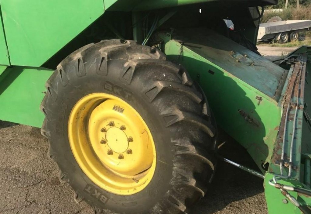 Oldtimer-Mähdrescher des Typs John Deere 975, Neumaschine in Бердичів (Bild 3)