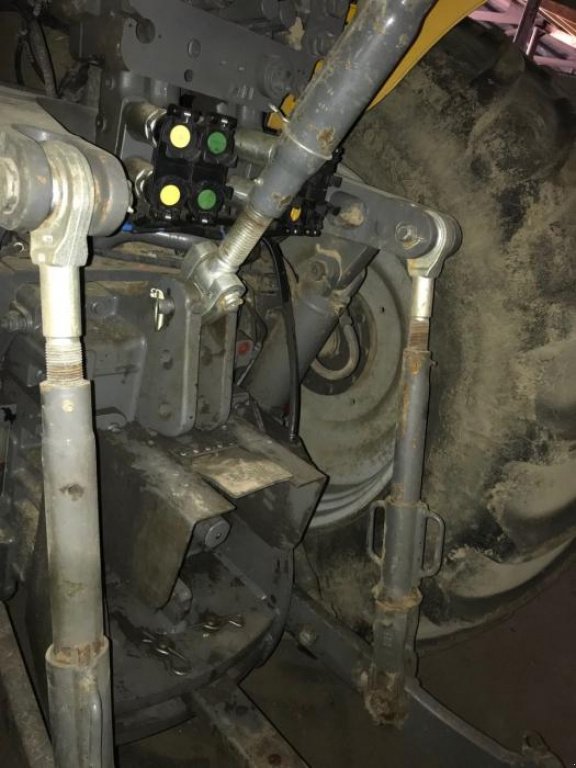 Oldtimer-Traktor des Typs CHALLENGER MT595B, Neumaschine in Вінниця (Bild 4)