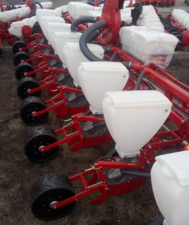 Gareeggenfelder des Typs CHERVONA ZIRKA Vesta 8,  in Пологи (Bild 1)