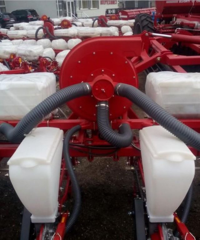 Gareeggenfelder des Typs CHERVONA ZIRKA Vesta 8,  in Пологи (Bild 3)