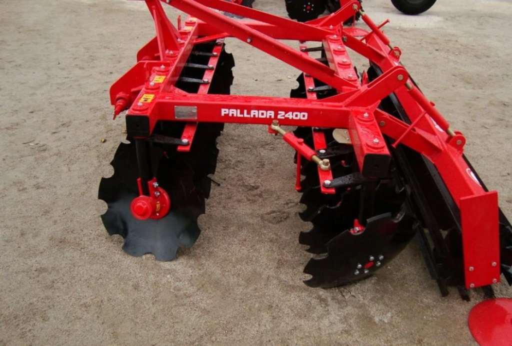 Wiesenegge des Typs CHERVONA ZIRKA Pallada 2400,  in Пологи (Bild 1)