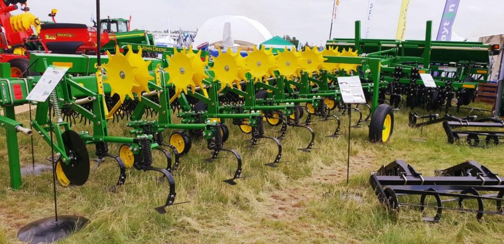 Kartoffelpflegetechnik des Typs John Deere 825,  in Кіровоград (Bild 7)